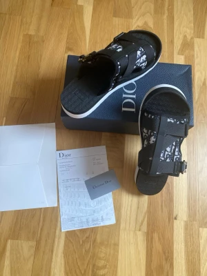 Svarta sandaler  - Säljer ett par svarta sandaler perfekt för denna väder. 