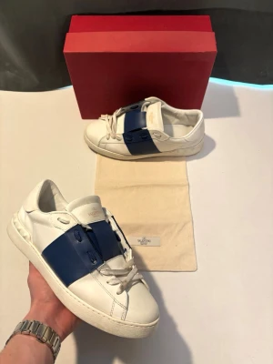 Valentino Opens - Ett par marinblå Valentino Opens, perfekta vår/sommarskor. Nyskick, få tecken på användning. Dessa är i storlek 43, självklart äkta. Nypris ligger runt 6500, säljs för 2499. Vid köp ingår endast dustbag. 