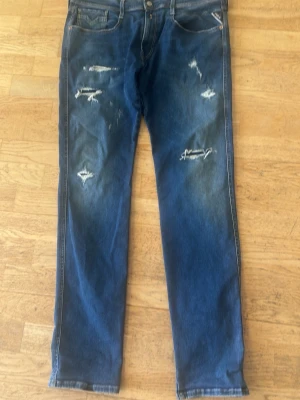 Blå slitna jeans med raka ben - Säljer ett par blå replay ambass jeans med slitningar väldigt sköna och passar typ allt hör av dig om du har några frågor, pris går att diskutera vid snabb affär
