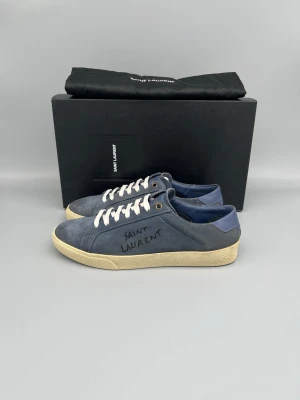 Saint Laurent SL/06 Skor Blå Mocka - • The shoes have been gently used and are in very good condition  • Size: 40.5 (fits 41–41.5)  • Color: Blue  • Retail price: 7200 SEK / 650€  • Box & dustbag 