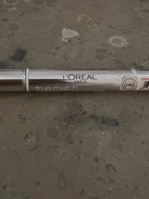 L'Oréal True Match Concealer Natural Beige - “L’Oréal Paris True Match Eye-Cream in a Concealer i nyansen 3-5.N Natural Beige. Hybridprodukt med 0.5% hyaluronsyra som både täcker och återfuktar. Endast testad på hand, i nyskick. Full size.”
