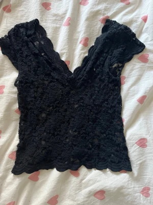 Populär Zara Spets Topp - Passar mig som är i storlek S men kan även passa M.