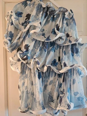 Klänning NA-KD - One shoulder klänning från nakd , jättebra skick ! Väldigt fint mönster , använd 1 gång