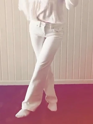 Vita bootcut jeans med låg midjad - Säljer ett par jätte snygga vita bootcut jeans från Gina Tricot i storlek 34. De har en klassisk femficksmodell med låg midja, raka ben och en lätt utsvängning nedtill. Jeansen stängs med knapp och dragkedja. Passar normal längd jag är 166 cm och de sitter bra på mig. 
