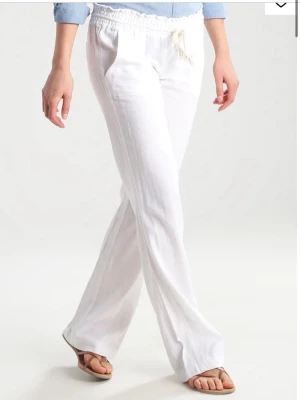 Vita linnebyxor Roxy - Snygga vita linnebyxor med avslappnad passform och resår i midjan.  Byxorna är från zarlando, märket Roxy storlek M