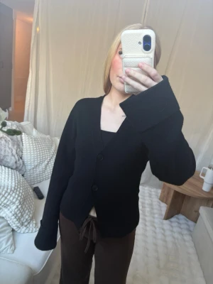 Svart kofta med vida ärmar - Perfekt för att klä upp en basic outfit