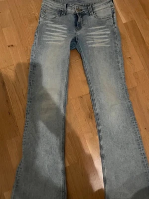 Cheap Monday Jeans  - Säljer ett par sjuuukt snygga  ljusblå bootcut jeans från Cheap Monday/ Weekday. Jeansen har väldigt låg midja och är tillverkade i stretchigt denim för en bekväm passform. Perfekta för en avslappnad och trendig look. Jättefint Skick❤️