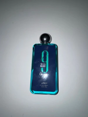 9am Dive parfym från Afnan - Fräsch parfym från Afnan, 9am Dive, i en rektangulär flaska av blått och turkost glas. Flaskan har en modern design med en stor silverfärgad rund kork och tydlig logga på framsidan. Perfekt för dig som gillar stilrena och färgstarka detaljer på parfymhyllan.