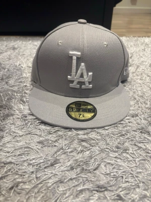 New Era - Säljer nu min gråa New Era keps då den inte passade mig bra. Helt ny med prislapp m.m. Pris kan diskuteras vid seriös affär!