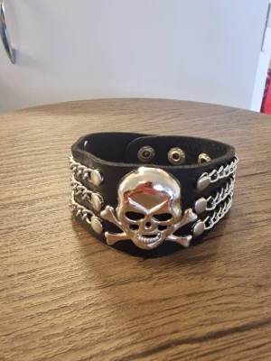Armband punk döskalle - Gotiskt skallekedja armband. Retro punk. Faux läder. Längd 22 cm. Bredd 3,5 cm.