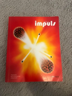 Impuls Fysik 1 kursbok Gleerups - Impuls Fysik 1 är en kursbok för gymnasiet, skriven av Fraenkel, Gottfridsson och Jonasson. Boken har ett rött omslag med en grafisk illustration av partiklar och är tryckt i mjukt omslag. Perfekt för dig som läser fysik på gymnasienivå.