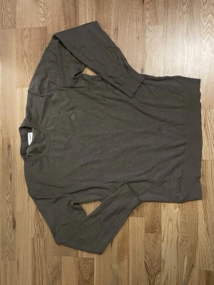 Olivgrön tröja från Lindbergh - Slim fit olivgrön tröja från Lindbergh med rund halsringning och ribbade muddar vid ärmslut och nederkant. Perfekt för en stilren och enkel look. Materialet känns mjukt och lätt, passar bra till jeans eller chinos. Använd runt 5 gånger! 