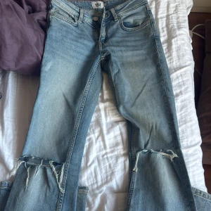 Jeans me hål - Jenas me hål i i bra skick