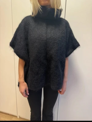 Mörkgrå poncho med polokrage - Söker denna tröja för ett rimligt pris. Hör gärna av dig om du har den💞