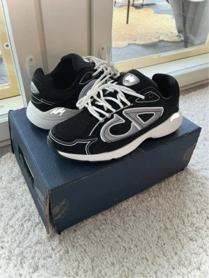 Dior b30 - Säljer ett par svarta sneakers från CD med vita och grå detaljer, tillverkade i Italien. Jag har täck över märket för att jag inte vill bli bannad