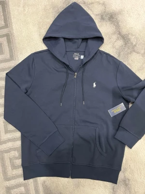 Zip up Hoddie  - Aldrig använd, storlek L, prislappen sitter kvar 