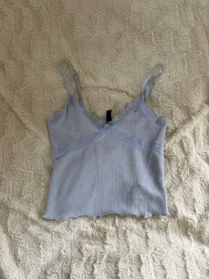 Topp - Gullig topp. Aldrig använd!