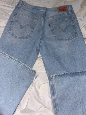 Levi’s loose bootcut jeans - Jätte fina jeans från Levi’s i en ljusblå färg i storlek 27/31 Passar mig som är 160 cm lång. Helt nya används ca 2 gånger mid waist💞