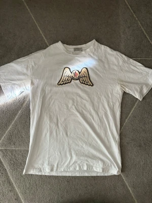 Moncler x palm angels  - Riktigt fin tröja speciellt under sommaren använd lite men knapps nögpt man märker på själva tröjan 