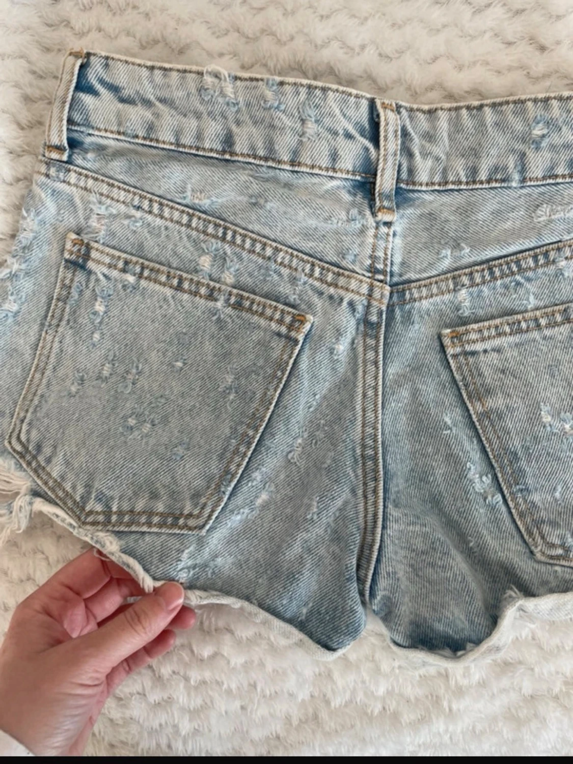 Ljusa denimshorts med slitningar - 1