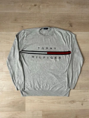 Grå Tommy Hilfiger Crewneck Tröja Storlek XL - Fin Tommy Hilfiger tröja i grå färg. Tröjan är i mycket bra skick och sparsamt använd. |  Äkta som allt annat jag säljer! ✅ |  Storlek: XL | Skick: Mycket Bra Skick | Färg: Grå | Märke: Tommy Hilfiger | Modell: Tröja |  Hör gärna av dig vid frågor så svarar jag så fort jag kan! 😁|   (SKU - 90)