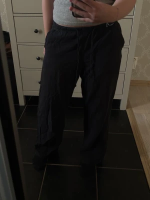 Svarta Linnebyxor  - Säljer ett par svarta linnebyxor som är lågmidjade, med resor i midjan. Som kommer från ginatricot. Väldigt sköna och känns som ett par mjukis byxor 
