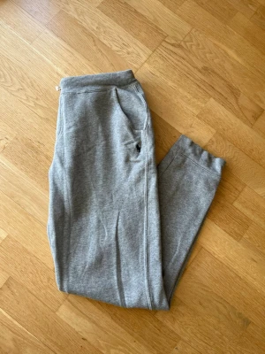 Ralph Lauren mjukisbyxor  - Ett par Ralph Lauren byxor. Storlek passar som S även om det står 18-20 år. Skicka gärna bud
