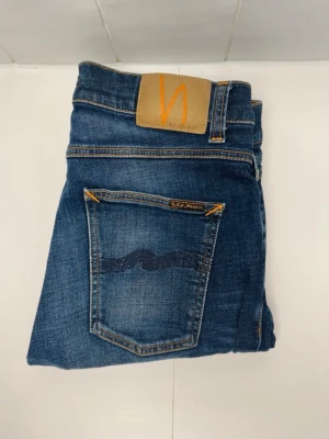 Mörkblå jeans från Nudie - Nudie jeans i modellen Lean Dean. 31/30. Hör av dig vid minsta lilla. Väldigt bra skick! Knappt använda