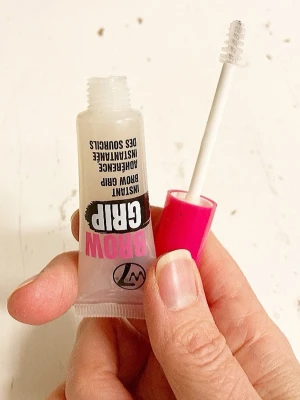 🍒W7 Ögonbrynsgel + W7 Mascara🍒  - 🍒W7 kit🍒Transparent ögonbrynsgel från W7 med starkt fäste för att forma och fixera brynen. Håller brynen på plats. 75% kvar av produkten. Och en ny svart W7 mascara som endast är testad. Perfekt för dig som vill testa till ett billigare pris! Säljer båda tillsammans🍒