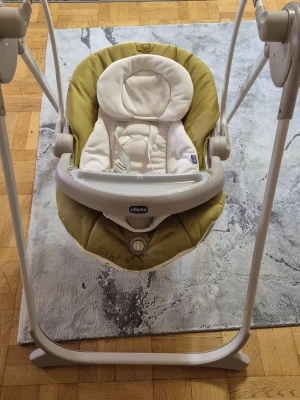 Chicco babysitter med gungfunktion - Bekväm babysitter från Chicco i beige och vitt med mjuk vadderad sits och gungfunktion. Utrustad med säkerhetsbälte och avtagbar bygel framtill. Passar perfekt för små barn som vill vila eller leka. 