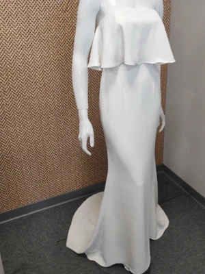 Balklänning/festklänning med släp - Klänningen är inte använd och har inga defekter. Den är i storlek UK 8 vilket motsvarar en XS! Den är från jarlo london där den är helt slutsåld! Klänningen funkar perfekt för bal trotts att den är vit, skulle själv inte kalla detta bröllopsklänning. Den är extremt fin och elegant. Skickar dagen du köper eller dagen därpå!🤗❤️