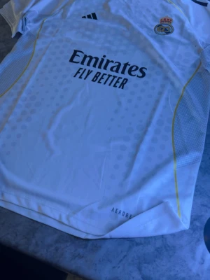 MBAPPE FOTBOLLSTRÖJA  - Hej jag säljer MBAPPE fotbollströja den är helt nytt den finns i olika storlek storlekar som finns är M, L, XL och XXL för mer information jag är här!