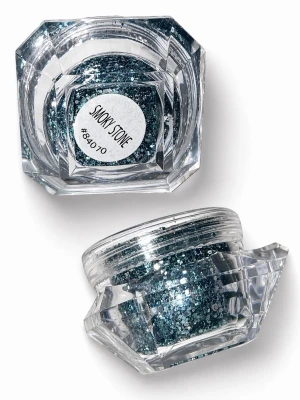Lilly Nails glittermix #84070 - Glittrande glittermix i färgen Smoky Stone med silver och blå glitterpartiklar. Kommer i en transparent, multifacetterad burk som ger en lyxig känsla. Perfekt för att skapa unika och skimrande naglar.