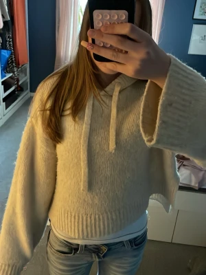 Beige stickad hoodie - Zara stickad hoodie som inte säljs längre, jättebra skick och jättefin. Pris kan diskuteras 💓