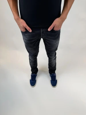 Dondup Jeans George  - Dondup Jeans George! Trendigaste jeansen på marknaden.  Ny pris= 4000 kr Säljs för=650 (Modellen har original slitningar från fabrik vilket är väldigt eftertraktat och populärt)