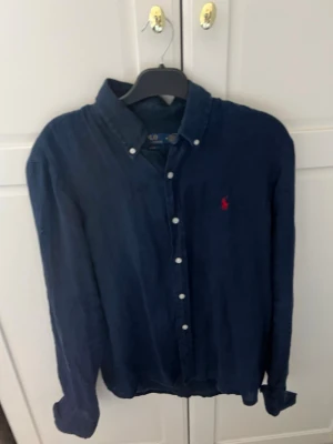 Llinneskjorta - Ralph Lauren - - Ralph Lauren                                                             - Nypris 1500                                                                     - Använd ett fåtal gånger och upplagd 2,5 cm längst ner.