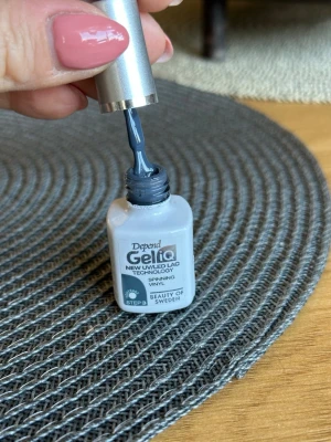 Depend GeliQ gråblått nagellack - Testad 1 gång Depend GeliQ nagellack med UV/LED-lackteknologi i en snygg gråblå nyans. Flaskans design är kompakt med silverfärgat lock och tydlig etikett. Perfekt för dig som vill ha ett modernt och stilrent resultat på naglarna.