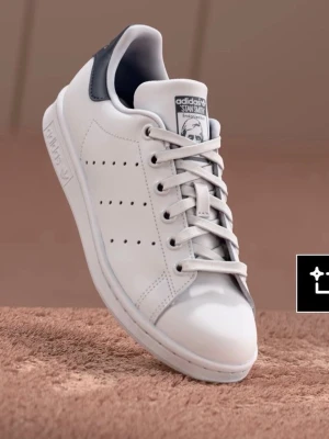 Adidas Stan Smith vita sneakers - Vita Adidas Stan Smith sneakers med mörkblått där bak. Använda en gång då de var för små så de är som helt nya! Pris kan diskuteras