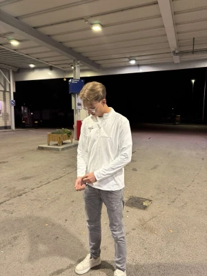 Golftröja - Helt ny vit långärmad golftröja som passar perfekt nu till sommaren! Paketpris med annan tröja eller keps kan absolut ordnas! 