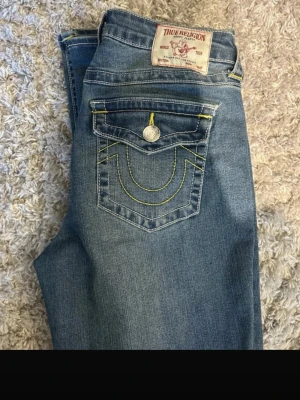 true religion jeans  - storlek 28. Skulle säga att de är lågmidjade. Inga defekter som nya 