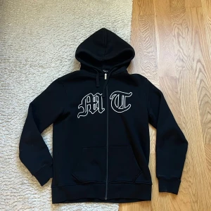 Tuttolente Zip - Storlek M passar S/M, bra skick köpt för 1300 för ett halv år sedan, enda defekten är lite på ryggtrycket som syns på bilden, pris kan diskuteras