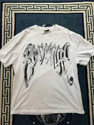 Revenge T-Shirt - Hej, säljer min revenge tröja eftersom att jag försöker byta stil, använd 2 gånger. Lite oversized. Kom med bud!