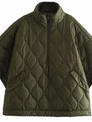 Olivgrön quiltad dunjacka poncho - Säljer en olivgrön quiltad dunjacka i poncho-modell med hög krage och  dragkedja framtill. Jackan har tryckknappar vid sidorna och två snedställda fickor med lock. Perfekt för riktigt snygg oversized look. Storlek S. Köptes på Plick oanvänd för 899 kr säljer den för 550 och har heller knappt använd den då den va lite för stor för mig 