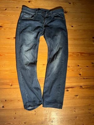 Raka jeans från Cap horn  - Snygga raka blåa jeans ifrån Cap horn i storlek 33/34. Snygg färg och wash, mycket bra skick. Skriv vid eventuella frågor eller funderingar😄