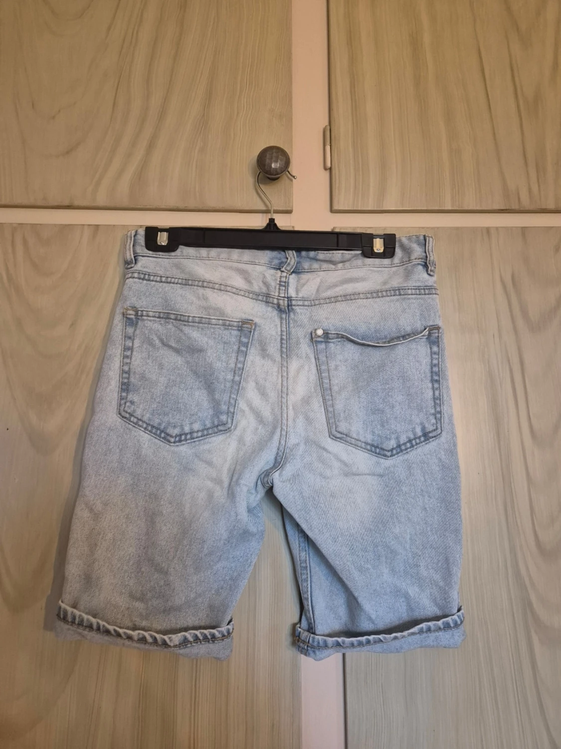 Ljusblå denimshorts med uppvik - 1