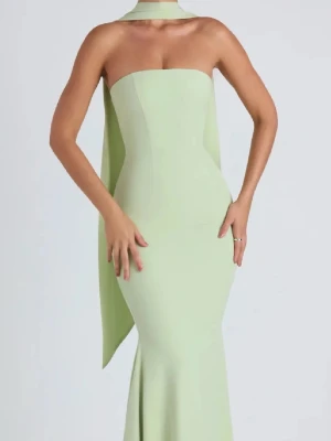 Ohpolly klänning  - Super fin klänning från Ohpolly som passar perfekt till bröllop och balen! Endast använd en gång. Lång ljusgrön figursydd klänning med scarf och lite extra stretch vid brösten, jag är 170 och bär oftast strl xs/s (på bilden har jag även 5cm klackar)❤️ 