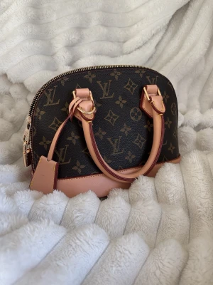 Väska  - Helt ny väska. Jätte vackert och elegant. Skriv privat för fler frågor eller annat🤍 ~ pris kan diskuteras 