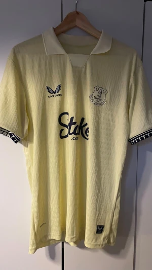 Everton tröja - Everton fotbollströja 25/26. Väldigt bra skick. Storlek L. Hör av dig för fler bilder eller vidare funderingar. Pris kan diskuteras vid snabb affär. 