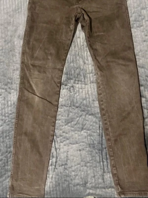 Två par Replay  jeans i olika färger - Säljer två par jeans med rak passform, ett par i grå ton och ett par i klassisk mellanblå denim med lätt slitning. Perfekta för dig som gillar enkel och stilren look.