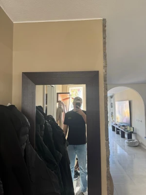 Svart t-shirt från EA7 - Säljer en svart t-shirt från EA7 med enkel design och liten logga på bröstet. En tishirt med  Mycket skön kvalité som passa till allt! OBS!! Osäker på storlek men skulle gissa på M. Lite billigare pris därav